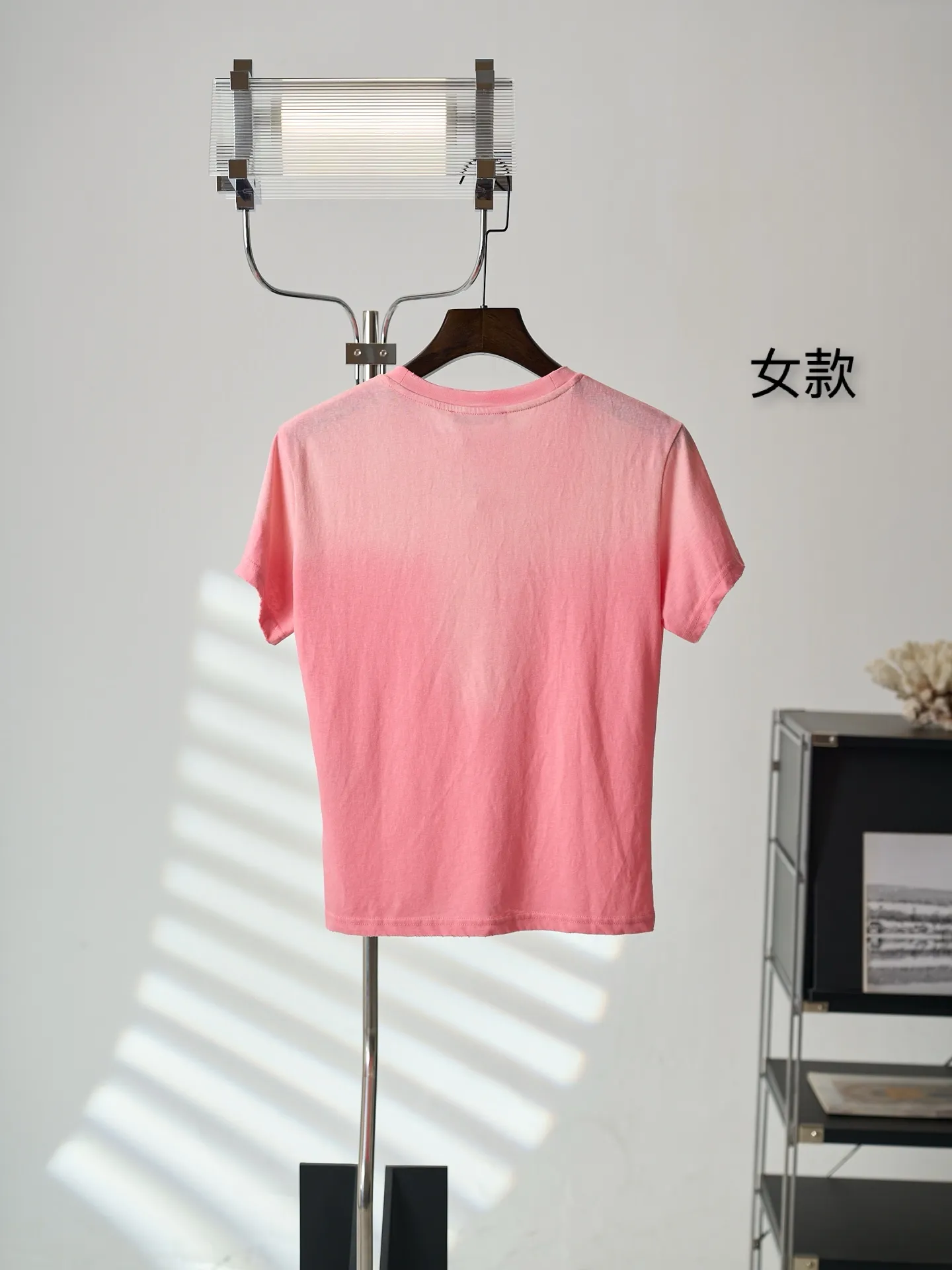 [Realistic hanging auction] Acne Studios spray-painted distressed logo short-sleeves (women's style) [In Stock] S M L custom cloud velvet ski-like cotton, smooth drape, delicate and breathable. The soft peach powder is used as the base of the body and slowly spreads, and the retro letter print quietly falls on the body, giving it a relaxed and lazy Korean atmosphere. The Acne Studios logo graphic embellishes the chest, highlighting the brand's appeal. The frayed cuffs and hem add a casual street vibe. The short, slightly slimmed fit outlines the waistline just right, welding looseness and delicateness to the body, making Versatile effortlessly elegant. 1 Glue printing uses glue liquid paint to print patterns on fabrics, and bakes the fabric to fix the printed patterns. 2. Gradient distressed spray paint. By spraying dyes of different colors on the surface of the fabric, the clothes can show rich color changes under different lights and increase the visual layering. 3. Positioning and wear-and-tear. Many places on the garment body are regularly positioned and worn manually. Manual brush marks are added to add texture and depth to the surface of the clothing to imitate the texture of natural wear and tear. 2. Enzyme washing treatment: The fabrics have been fermented and washed to give them a better feel and texture. They are not easy to deform, shrink or fade. They maintain long-term beauty and fit.
